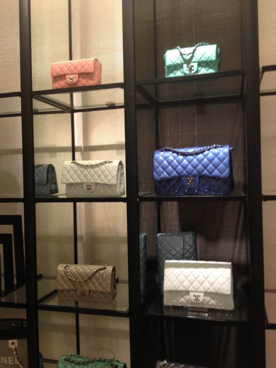 As bolsinhas Chanel na butique da Neiman Marcus em Merrick Park